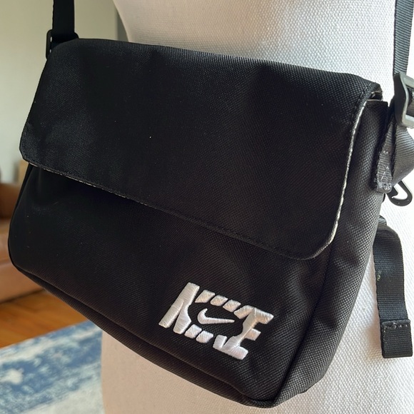 Nike Sportswear Futura 365 Crossbody Shoulderbag Color Black - Picture 3 of 15